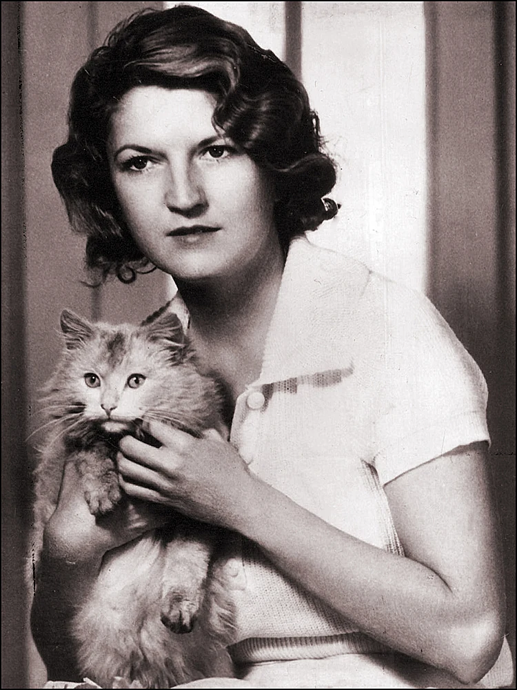 Zelda with a cat, late 1920s — early 1930s